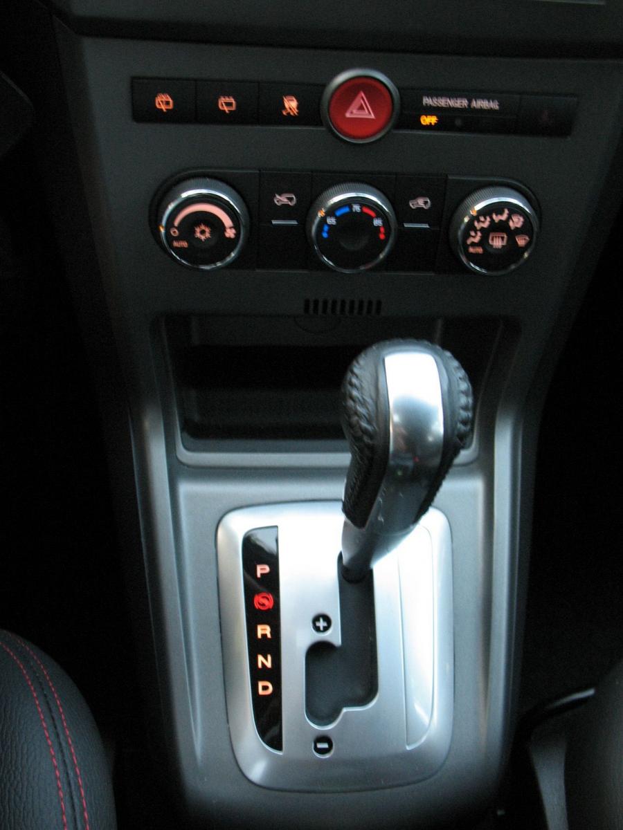 Детали интерьера Saturn Vue Red Line 2008 года  (фото 46 из 48)